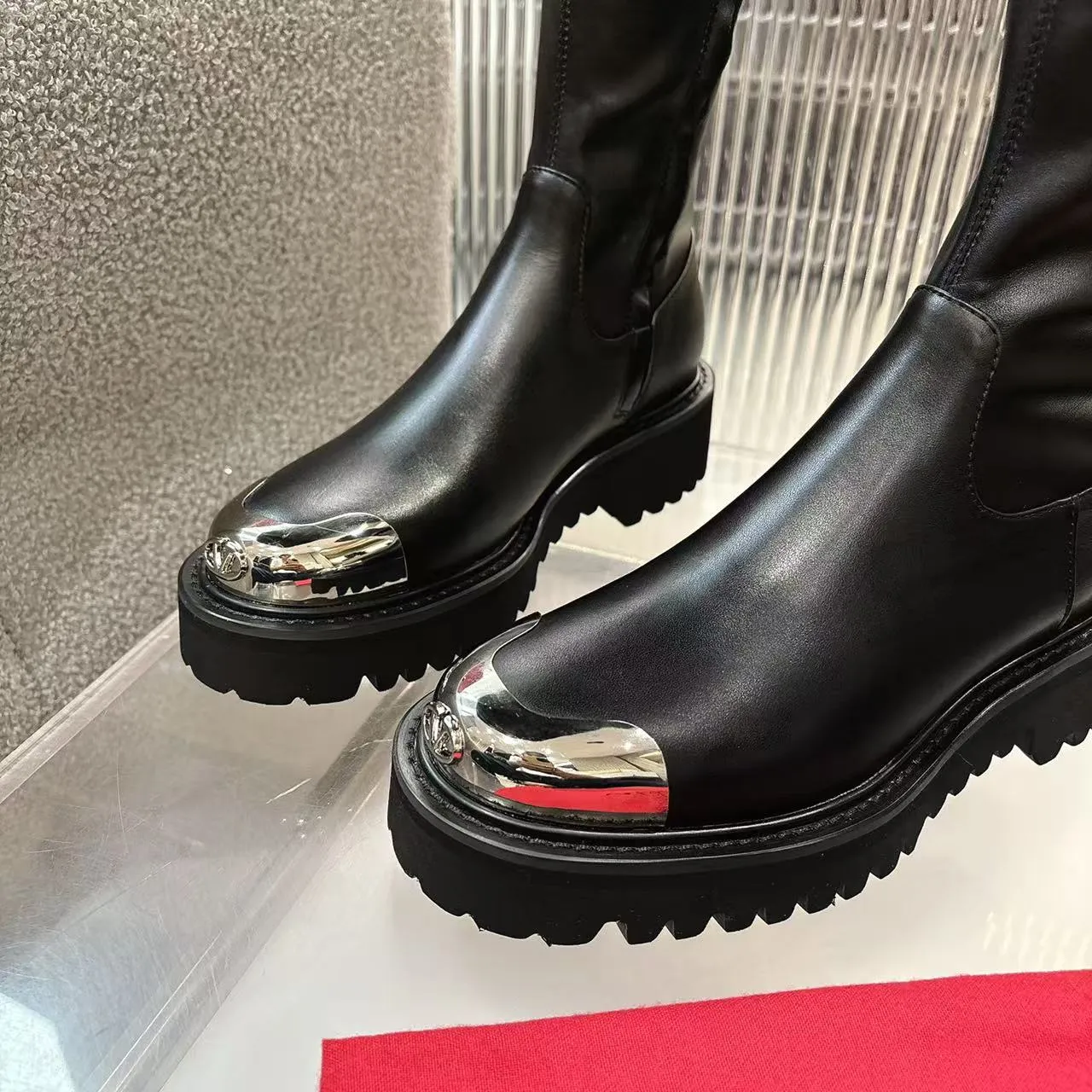 👟👟Ex-factory price 720👟👟 2026𝑉𝐴𝐿𝐸𝑁𝑇𝐼𝑁𝑂 Valentino ♡ͥ | 💫Purchase level🔍 Classic Valentino’s special textured hardware brings out a full sense of luxury After putting it on my feet, I was shocked that my feet looked slimmer! The new season lives up to expectations! Worth buying ❥The original method is absolutely sentimental ❥Elegant style creates a different feeling🙈 Simple temperament style!  ♡ show bdetails ———————————— ⊿▸: Code number｜35-40 (41. Customized) ⊿▸: Material｜Imported calfskin + elastic pu ⊿▸: Lining |Sheepskin ⊿▸: Code number 35-40 (41. Customized)